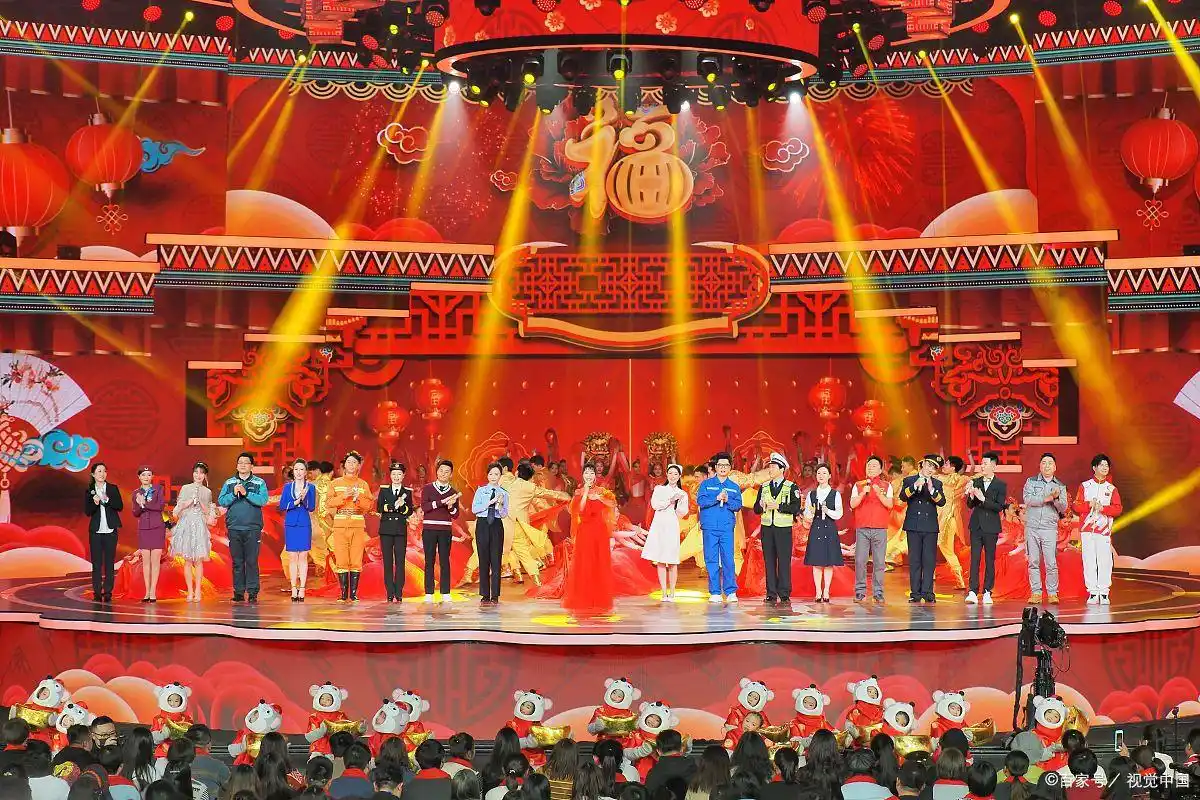 春晚精心编排的荒诞剧